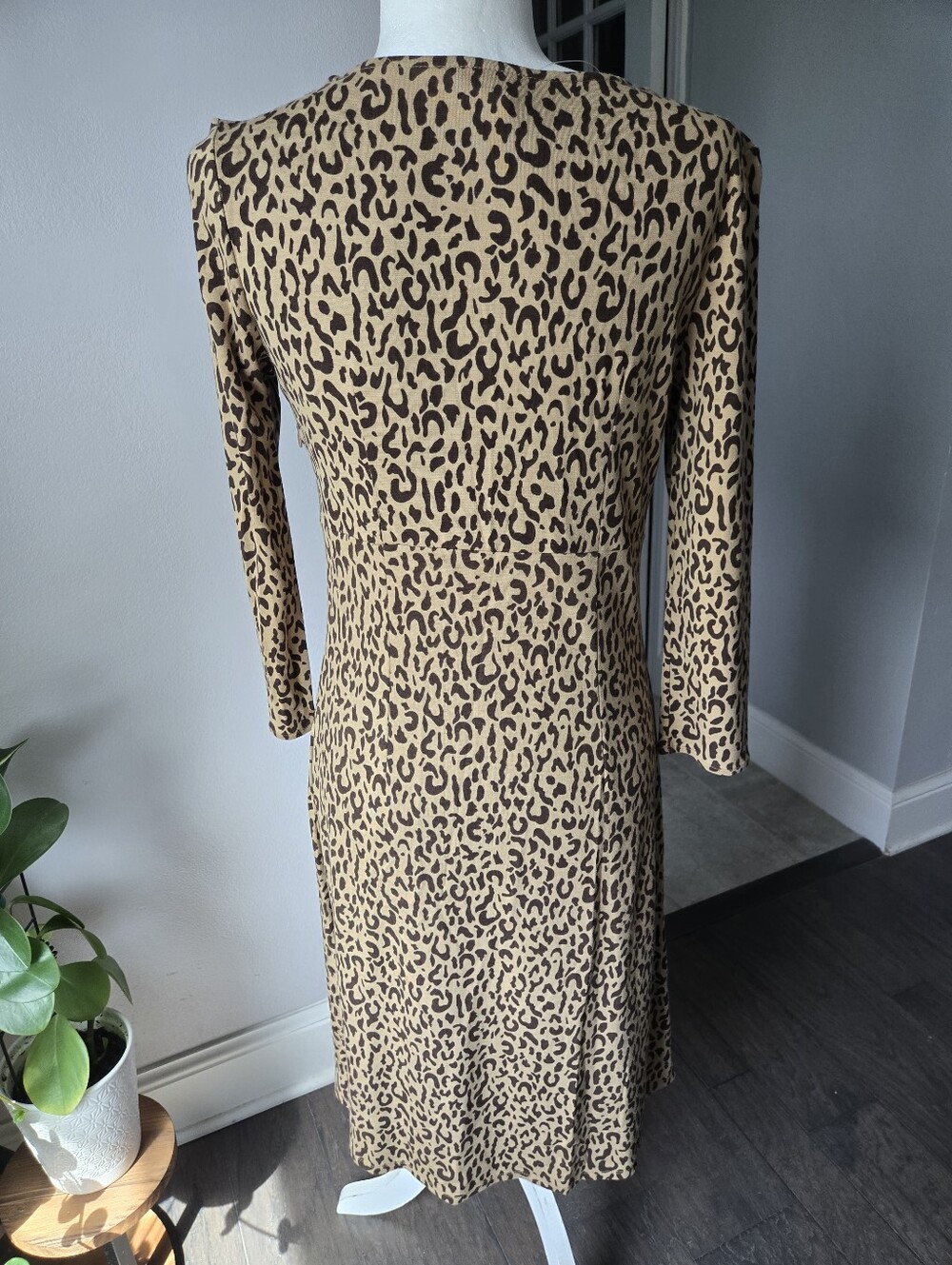 NWT LOFT Ann Taylor Leopard Print V-Neck Twist Front Dress Size 6 Casual Work - Picture 3 of 6